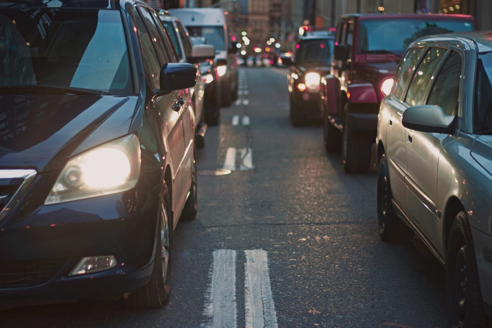 Autos im Stau innerorts