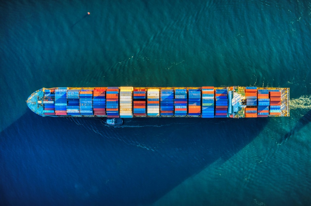 Containerschiff aus der Vogelperspektive